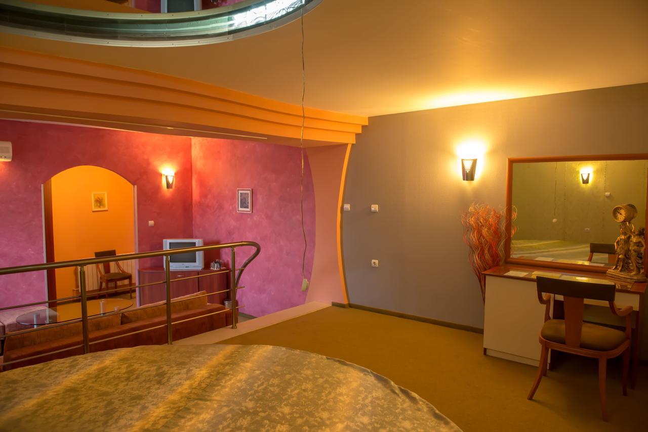 Hotel Kapri Yambol Exteriör bild
