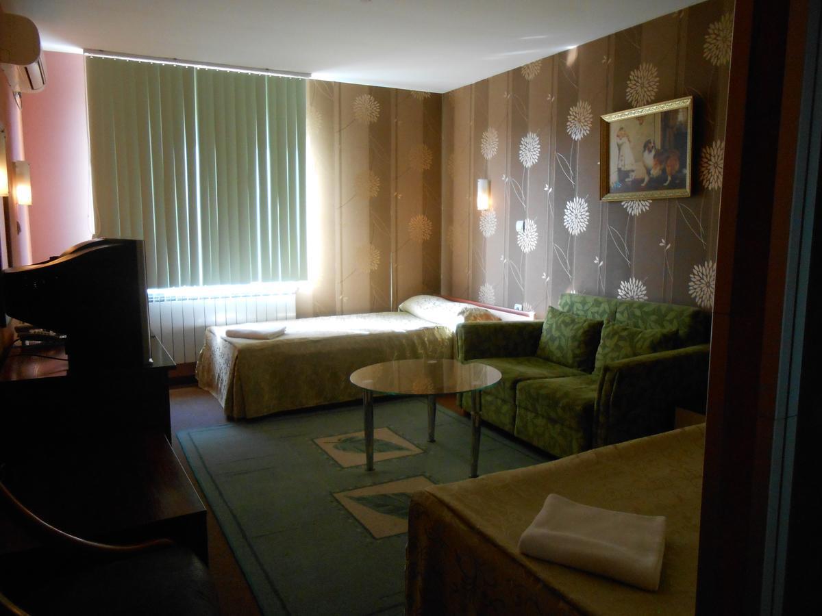 Hotel Kapri Yambol Exteriör bild